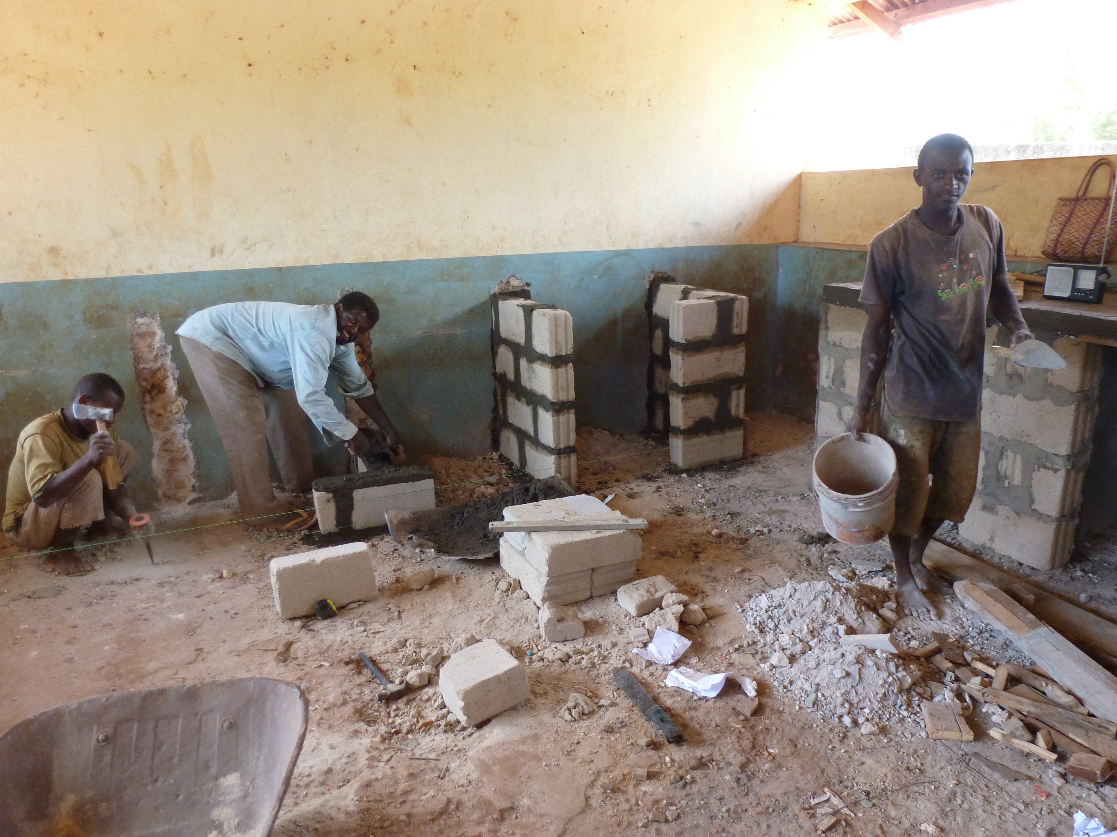 2013: Inrichting chemielab in KUSINI SECONDARY SCHOOL